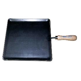 PLANCHA ASAR ACERO 4 MM CON 1 MANGO DE MADERA 22 X 22