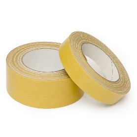 CINTA ADHESIVA DOBLE CARA. TEJIDO DE ALGODÓN. PAPEL BISILICONADO. PARA MOQUETAS. APLICACIONES DE MONTAJE. ANCHO 25M